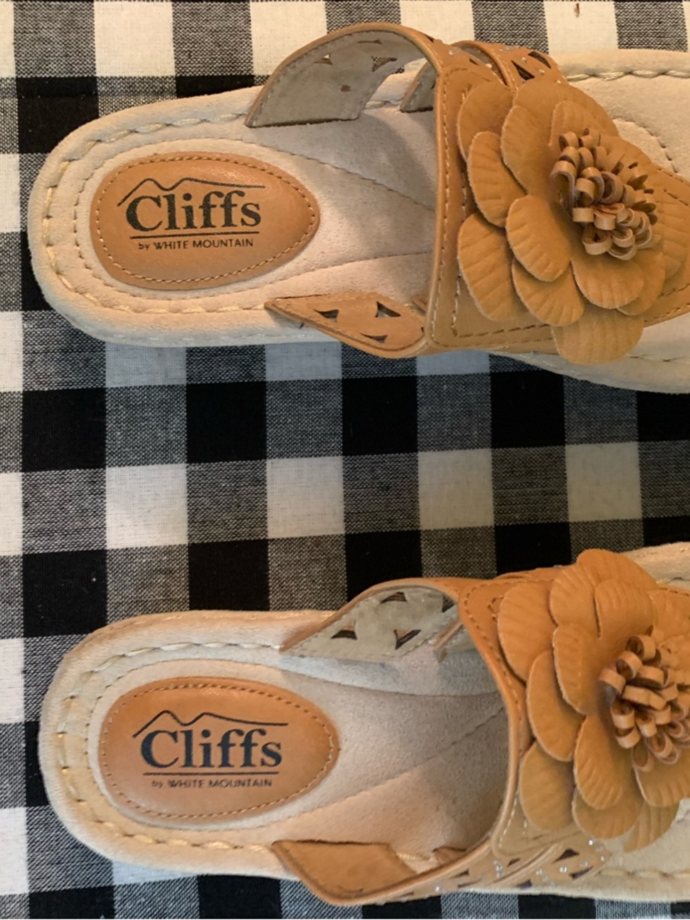 Cliffs by WHITE MOUNTAIN Tan Floral Slide Sandals 71/2
